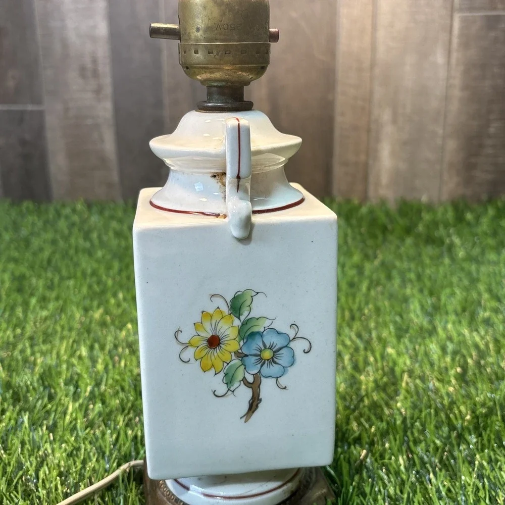 Vintage WWII-Era Ceramic Boudoir Lamp Mold 449 – Floral – Brass Base – Working‎